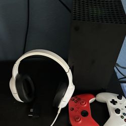 Xbox S Series  & New Wireless Headset 3 Wireless Controllers .