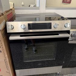 New Bosch 30” Electric Slide In Stove