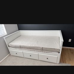 IKEA HEMNES Daybed + 2 VANNAREID Mattresses 