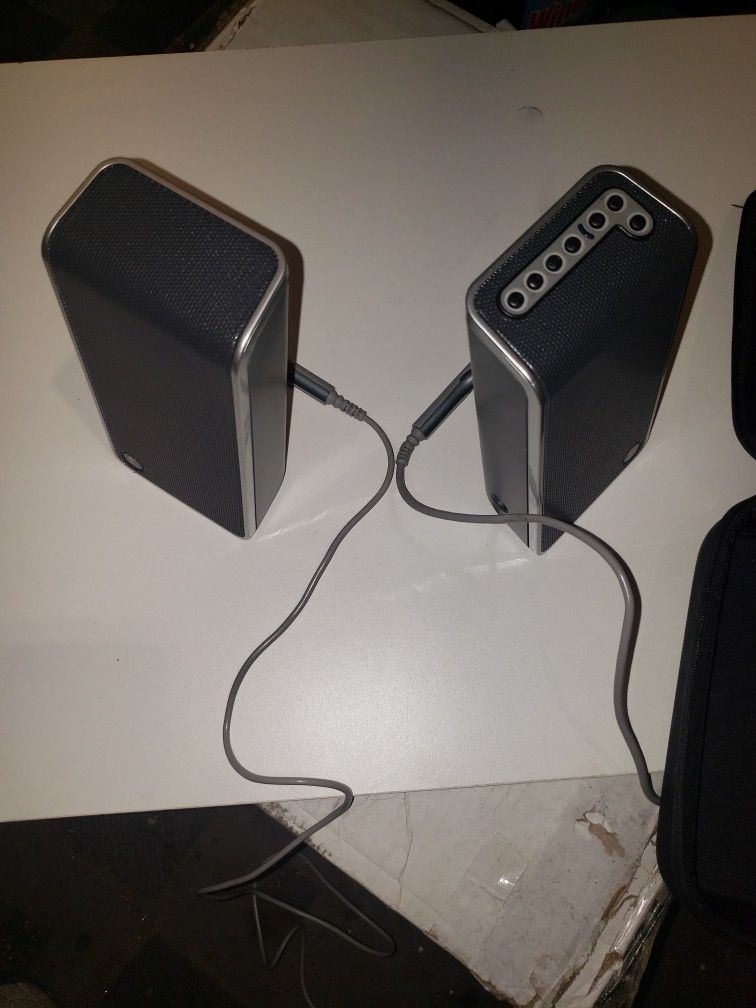 Logitech Computer/Laptop Speakers. Like new with case and support stands