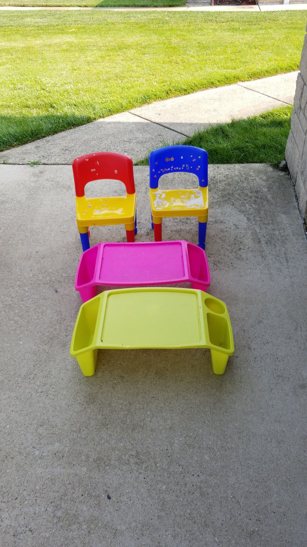 2 kids chairs and 2 snack tables. All for $5