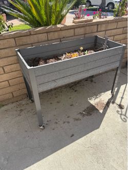 Elevated garden bed