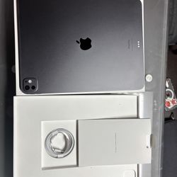 Space grey iPad Pro 13-inch M4 256gb WiFi Only Like new condition  ++++++Spanish++++  iPad Pro de 13 pulgadas color gris espacial, chip M4, 256 GB, so