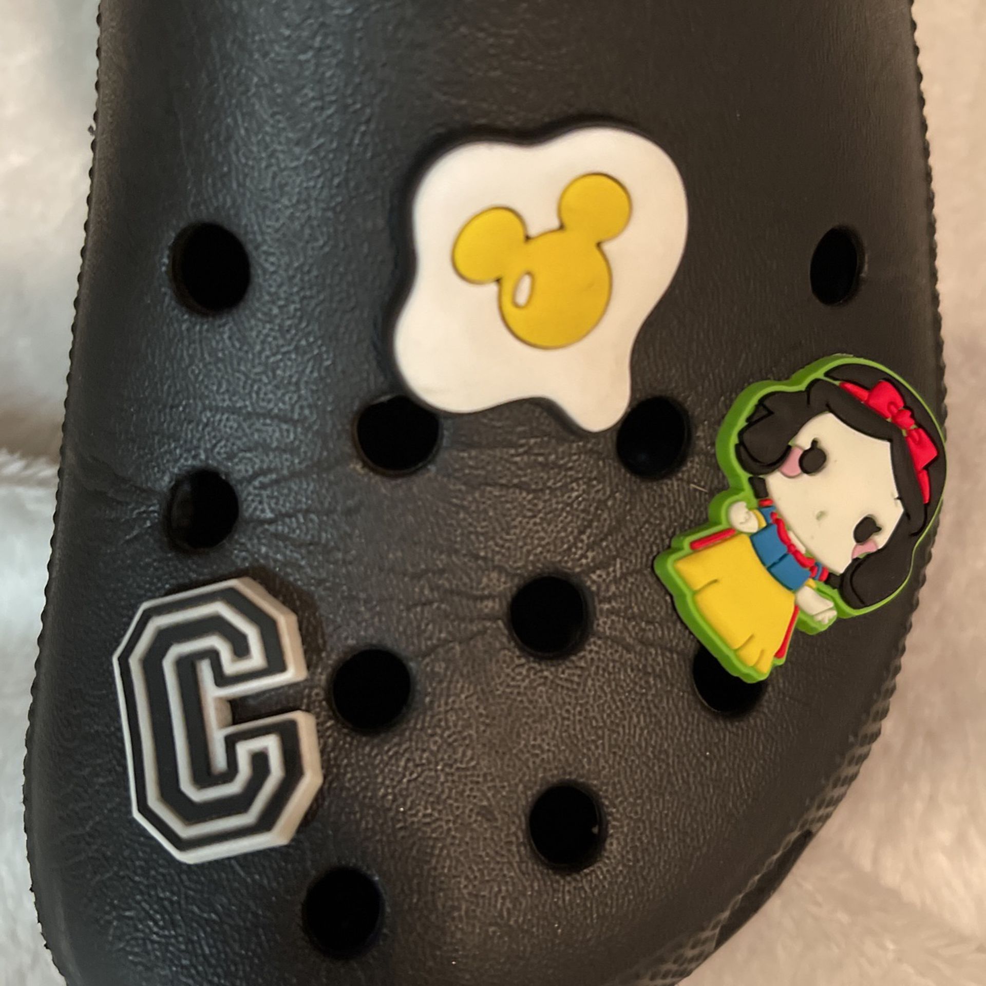 Crocs With Designer Charms Size 6 for Sale in Spring, TX - OfferUp