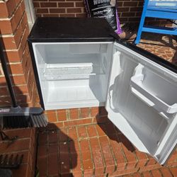 Frestec Mini Fridge
