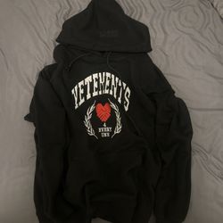 black vetements hoodie 
