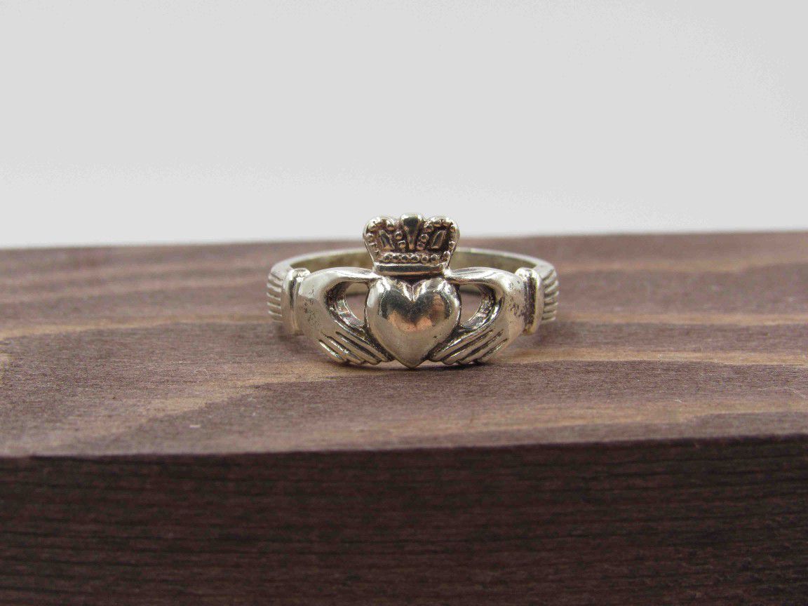 Size 8 Sterling Silver Claddagh Irish Band Ring Vintage Statement Engagement Wedding Promise Anniversary Bridal Cocktail Friendship