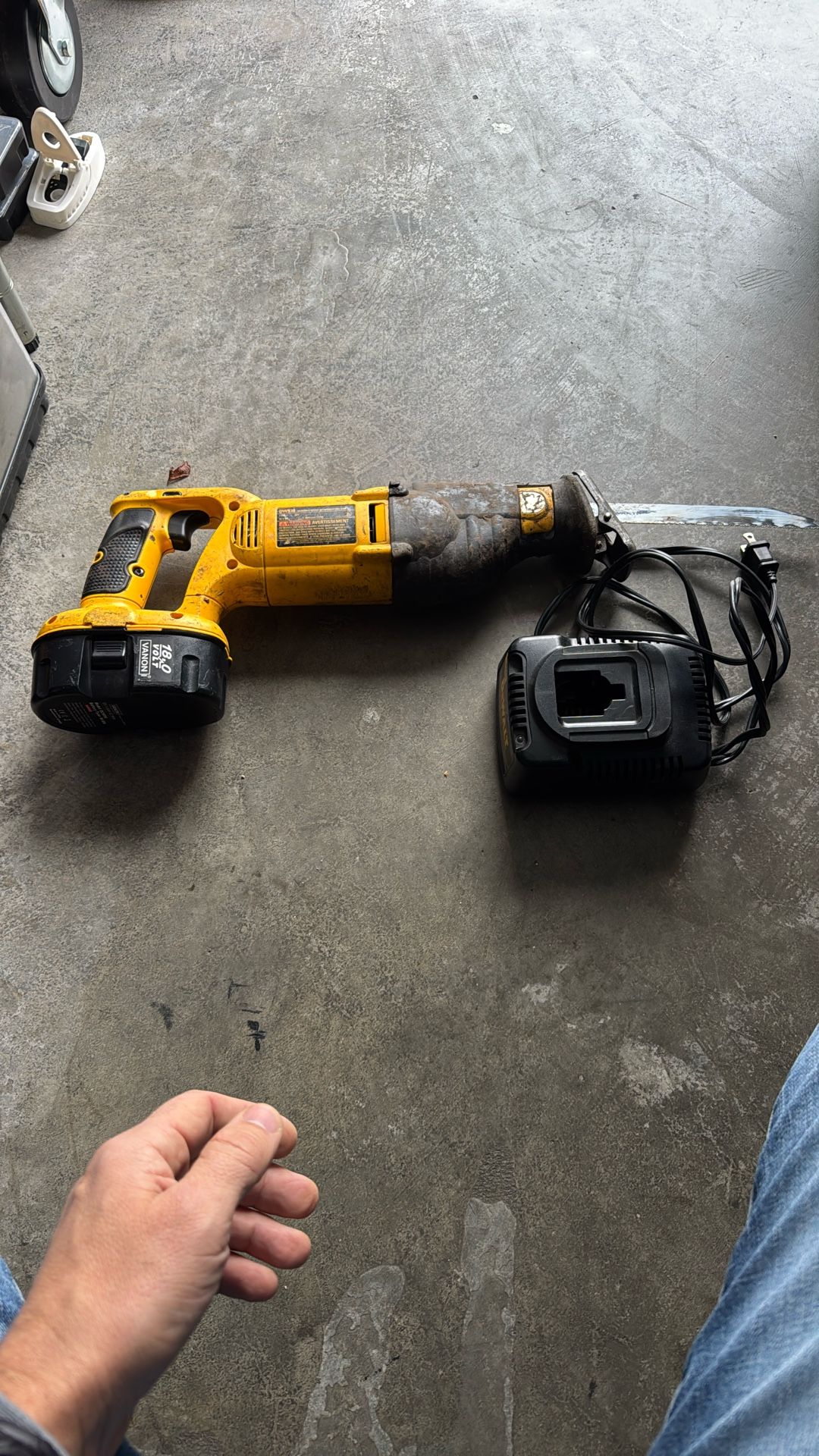 Dewalt 18v sawzall saw jig