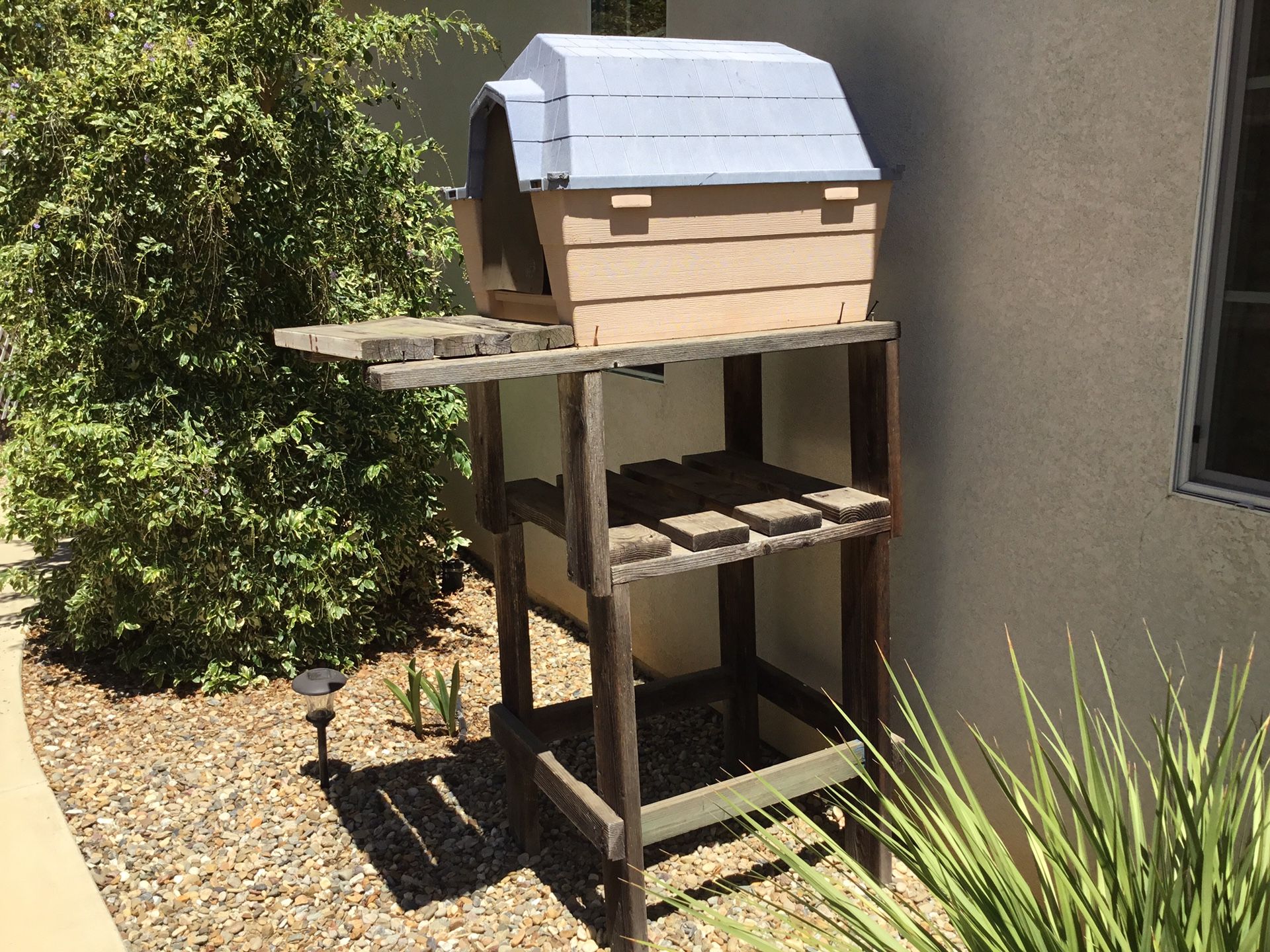 Elevated pet house