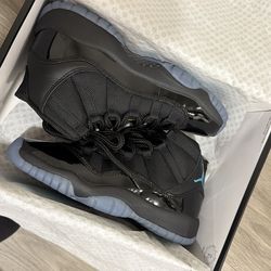 Jordan blue black gamma size 4.5 Y