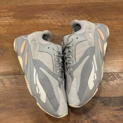 YEEZY 700 INERTIA SIZE 9.5