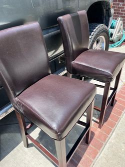 Brown Set of two bar stools in good condition, made of dark brown leather with wooden legs