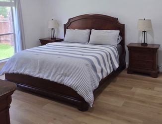 Solid wood King size Bedroom set in excellent condition