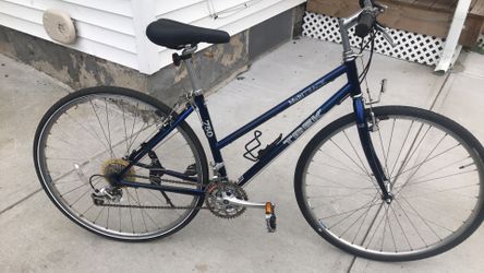 TREK multitrack 750. Frame 17 wheels 700