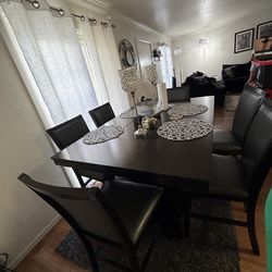 Se venden a buen precio y muy buen estado sala y comedor