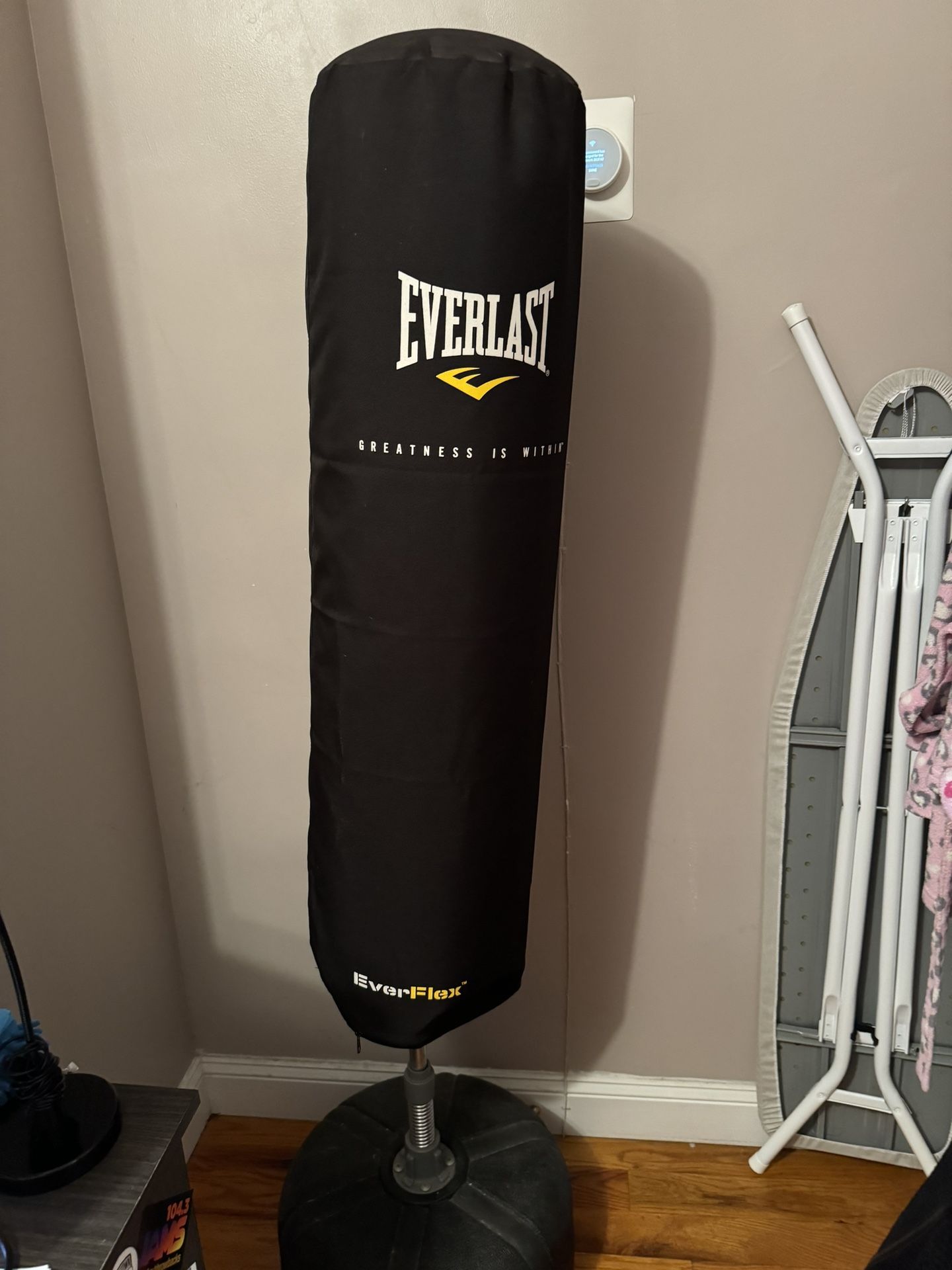 Everlast Inflatable Punching Bag W/ Pump And Accessories