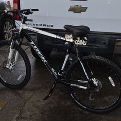 Vendo esta visicleta de montaña  TREK  rodado #26 $280