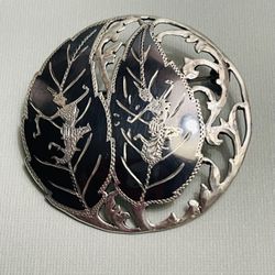 🔲. VINTAGE STERLING SILVER ROUND BROOCH.