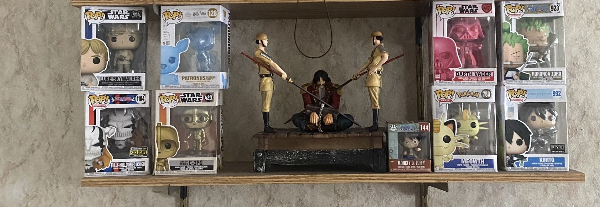 Gold Roger Figurine With 9 Funkos