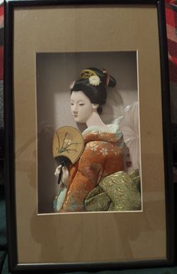 This vintage Japanese Geisha Oshie shadow box doll