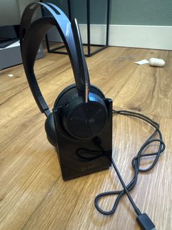 Poly Voyager Focus 2 headset + stand