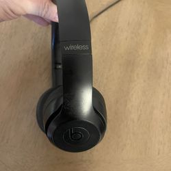 🎧 FOR SALE: 2 Beats Headphones – Wireless & Wired – Almost New! 🔥