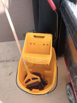 Rubbermaid Commercial Wavebrake Wringer Bucket & Mop