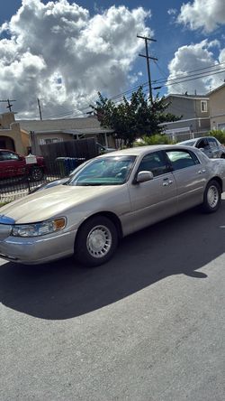 2002 Lincoln Town Car
