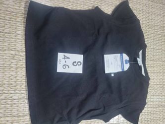 Short-sleeved black top for women, made of cotton or a similar fabric.
