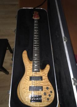 Yamaha 5 string bass TRB1005 with hard case