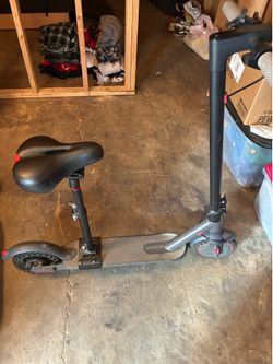 Electric scooter with detachable seat