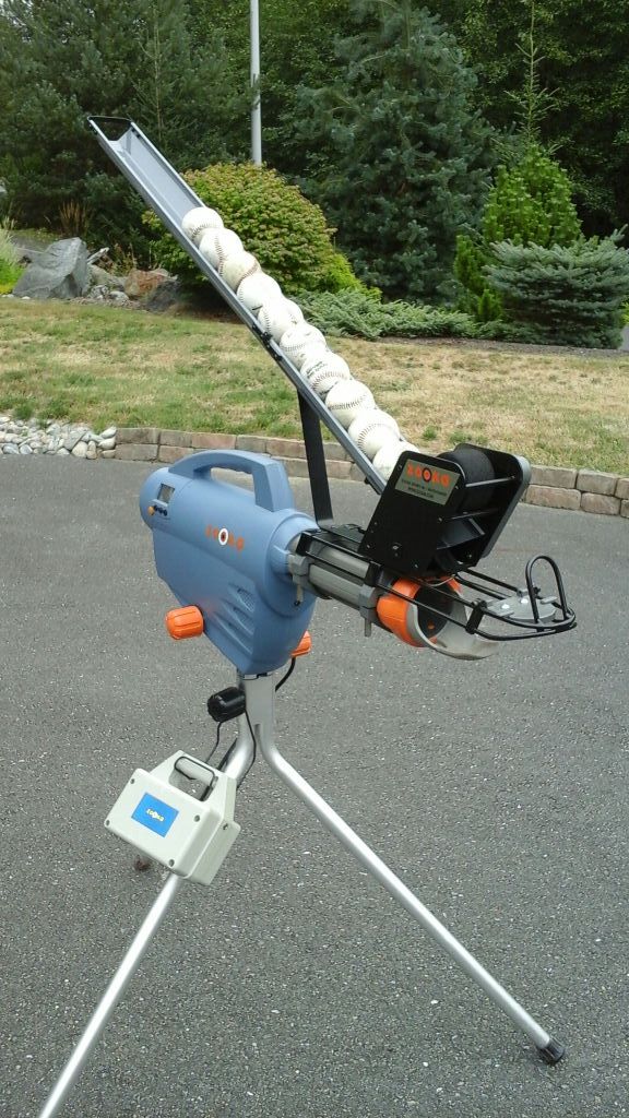 Zooka baseball pitching machine. With auto feed for Sale in Snohomish