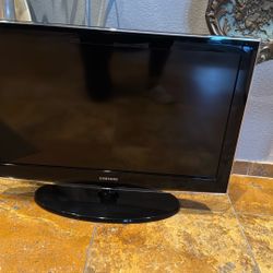 32” Samsung TV with Remote 