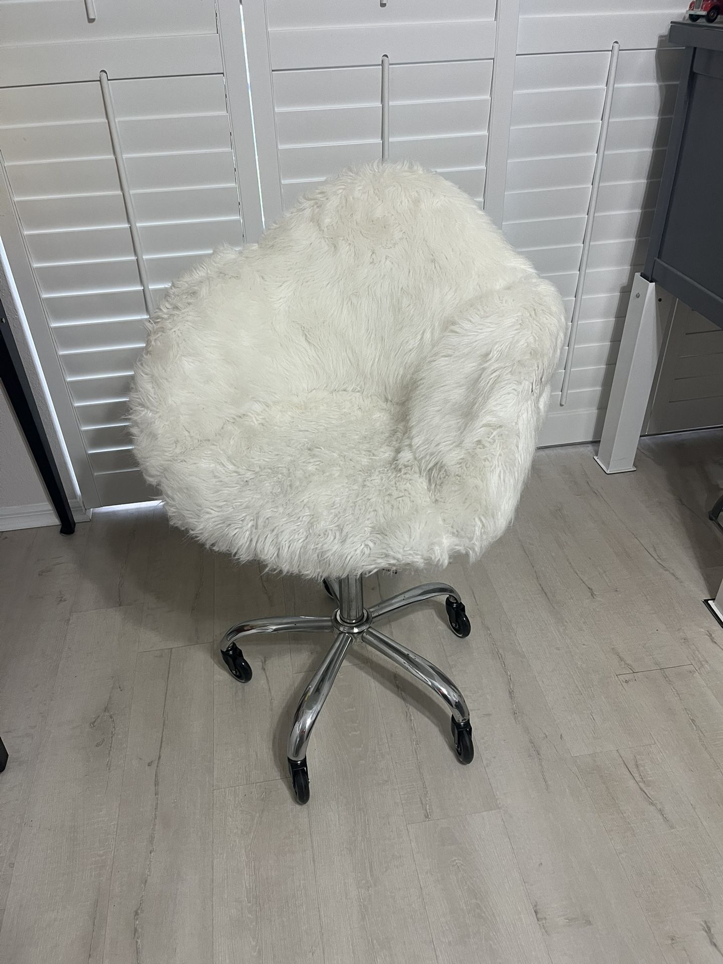 70’s Furry Chair. 5 Wheel Adjustable Height