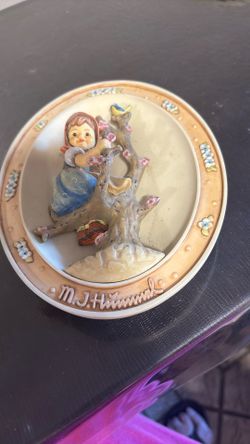 M J Hummel Plate