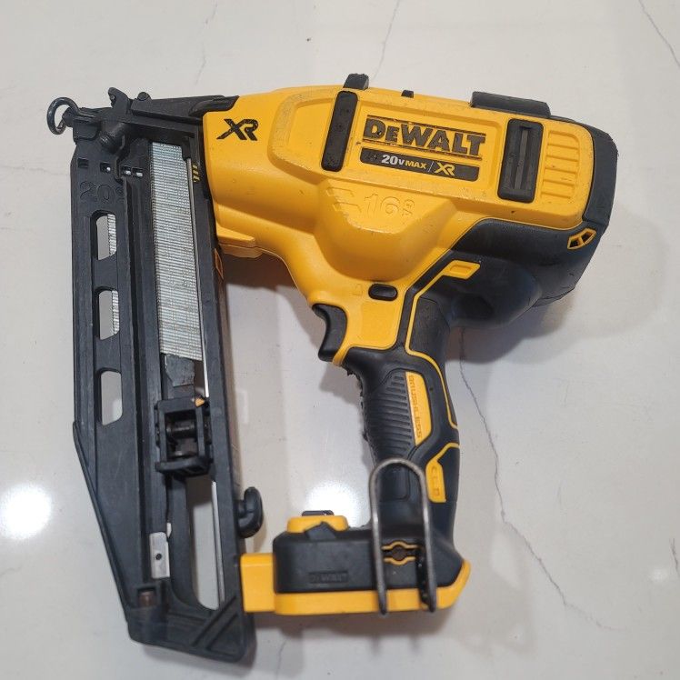 DEWALT 20V MAX XR Lithium Ion Electric Cordless 16 Gauge Angled Finishing Nailer (Tool Only)
