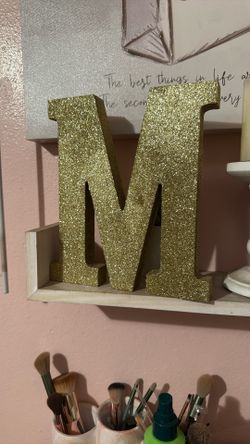 “M” sign