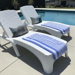 2-piece set of reclining outdoor chaise lounge chairs