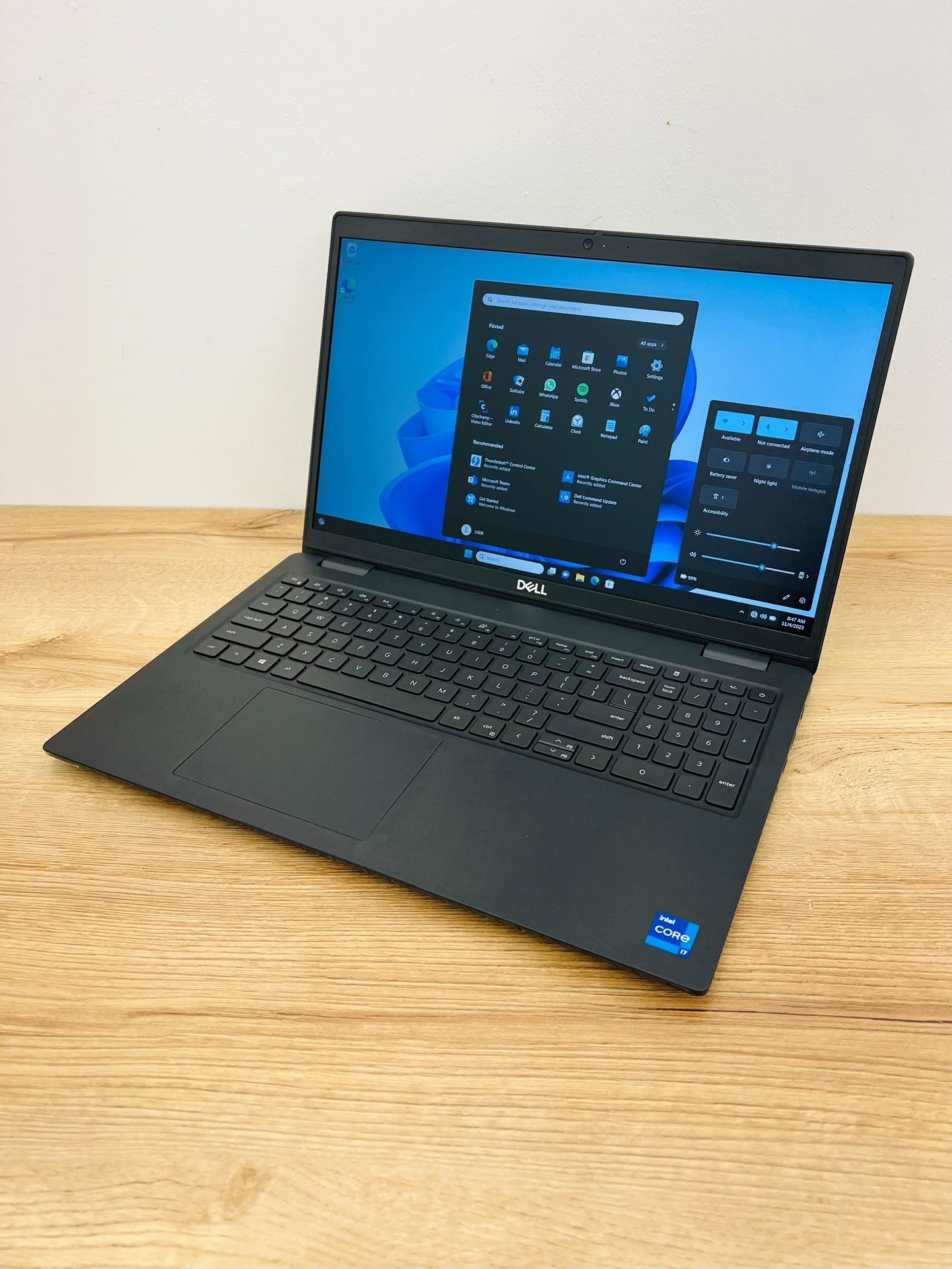 Dell 15.6” i7 Quad Core 11th Gen Full HD laptop / Windows 11 Pro / SSD / WiFi 6 AX / Camera / Thunderbolt / HDMI / Charger