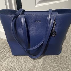 Like New! Navy DKNY Purse