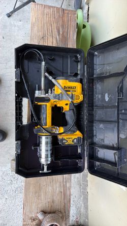 DEWALT 20V MAX Cordless Grease Gun With Battery