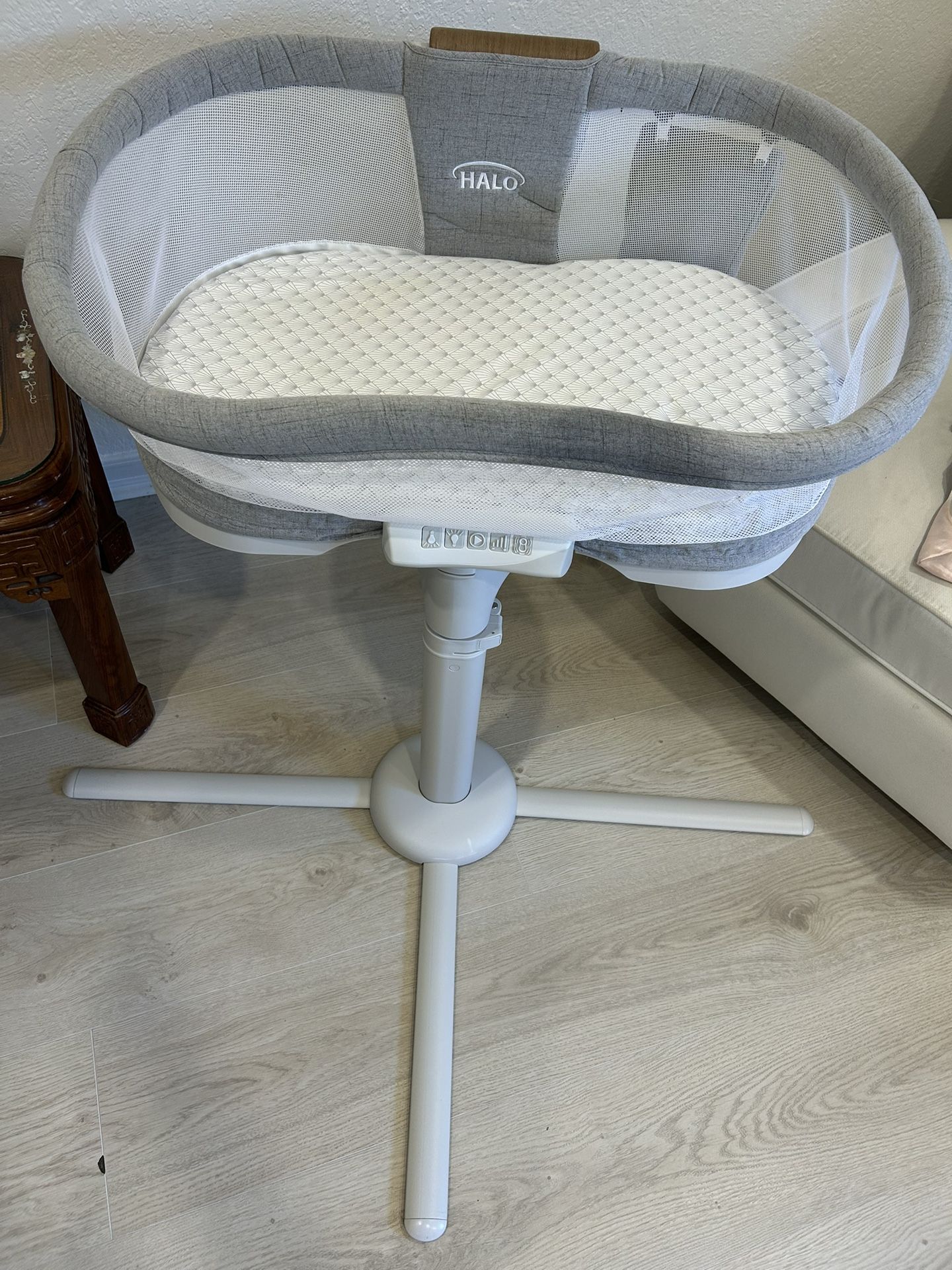 Halo LUXE Series Swivel sleeper Bassinet Retails For $420