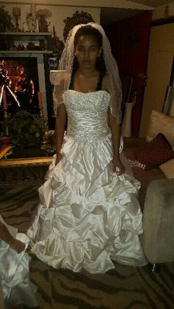 $160wedding dress needs dry cleaned, comes with under slip that flares out and veil and flower girl spegett I strap 👗 my daughter is modeling it