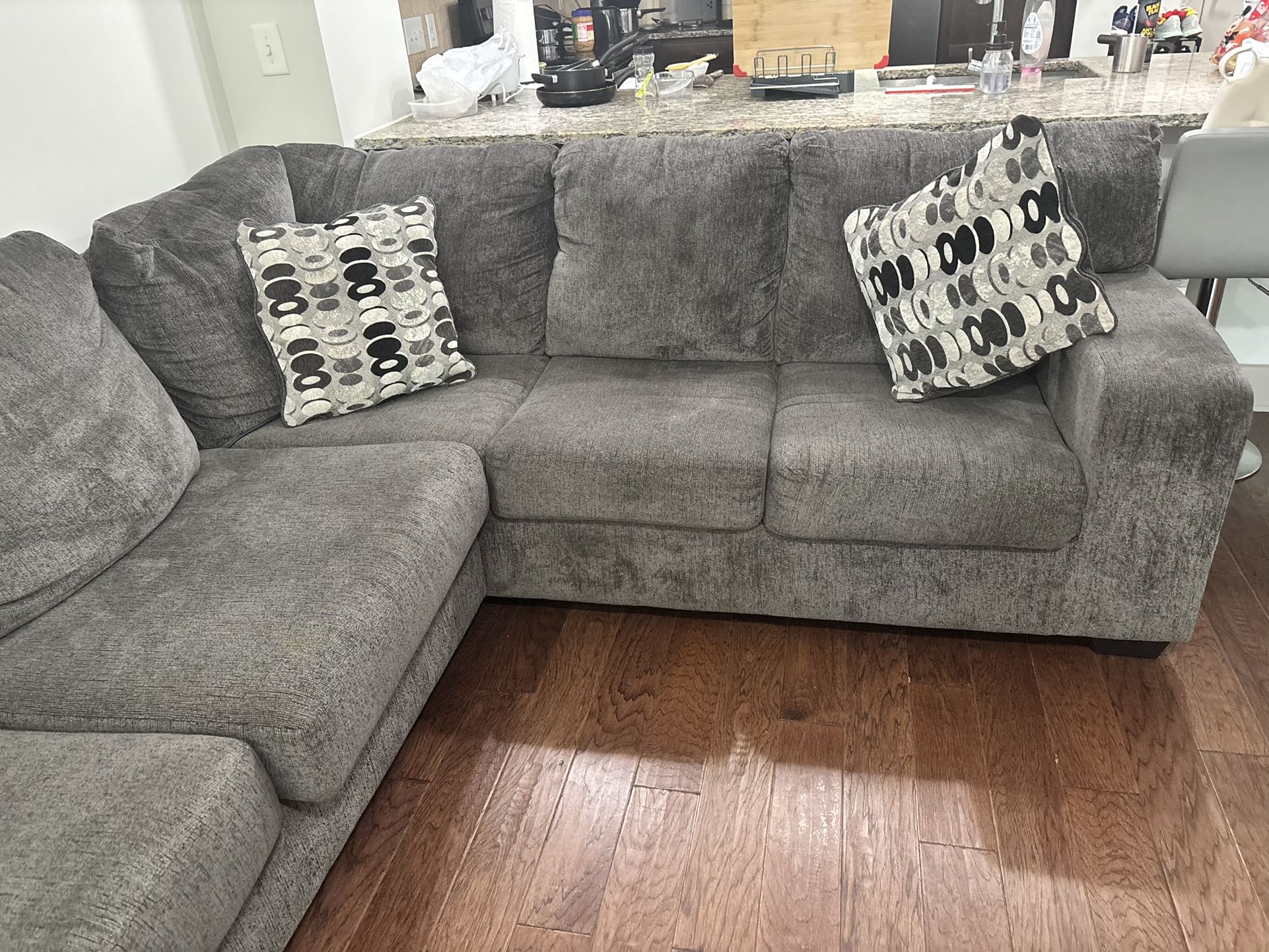 Ashley Ballinasloe 3 Piece Sectional With Chiase