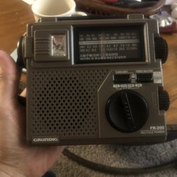 Grundig Emergency Radio/flashlight 
