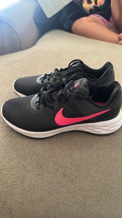 Woman’s Nike shoes size 6.5