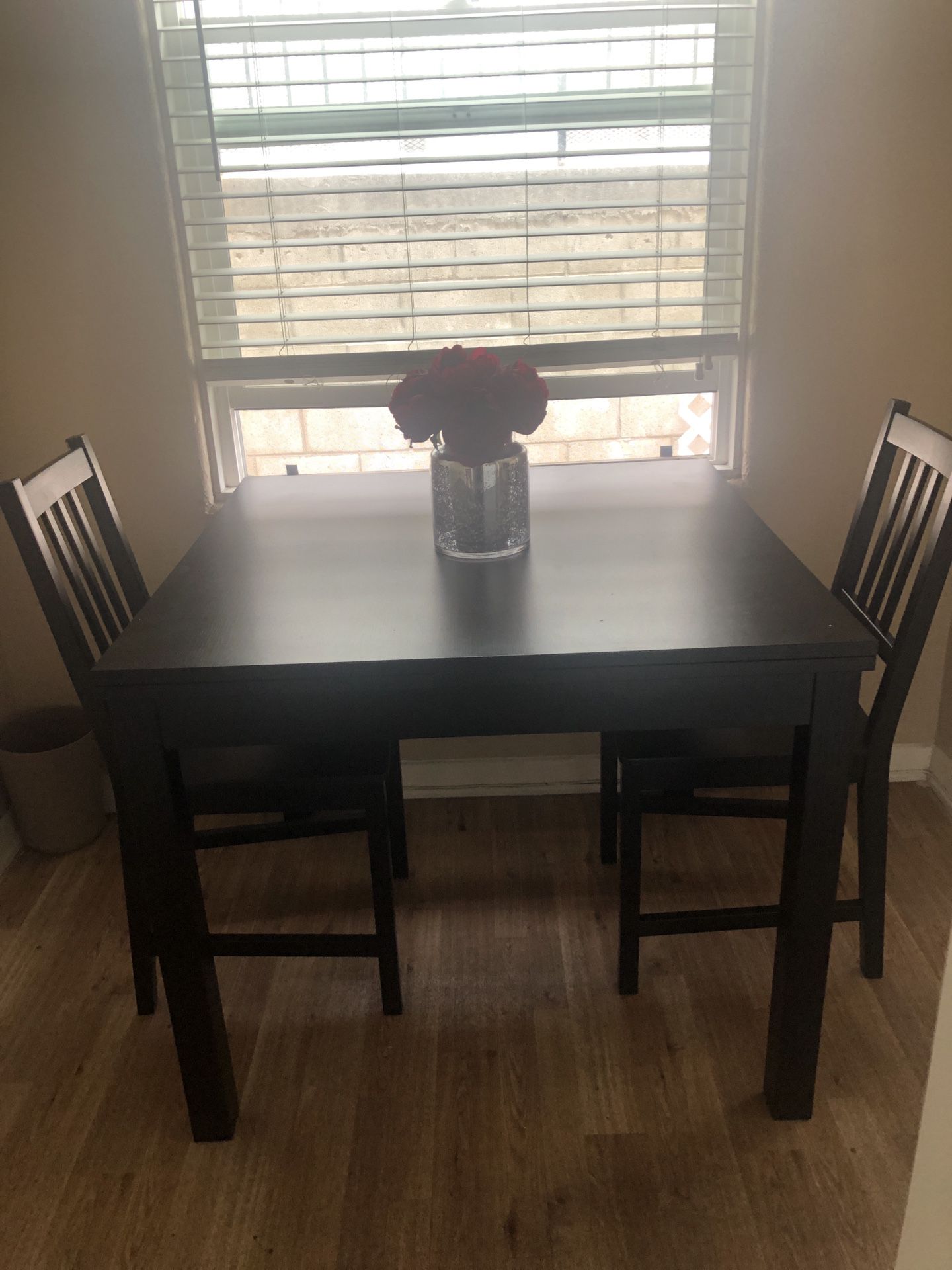Entendable Kitchen Table with (2) Matching Chairs