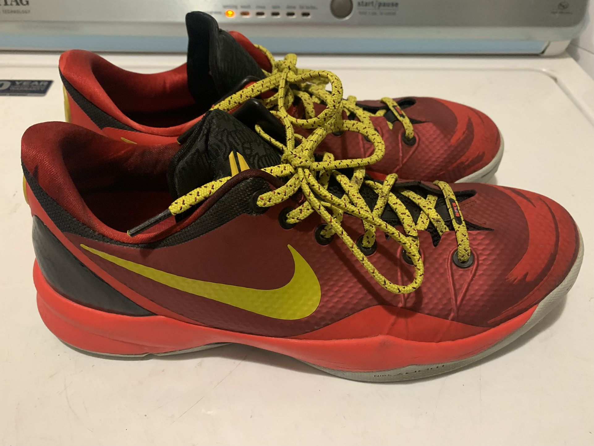 NIKE KOBE SHOES SIZE 11.5