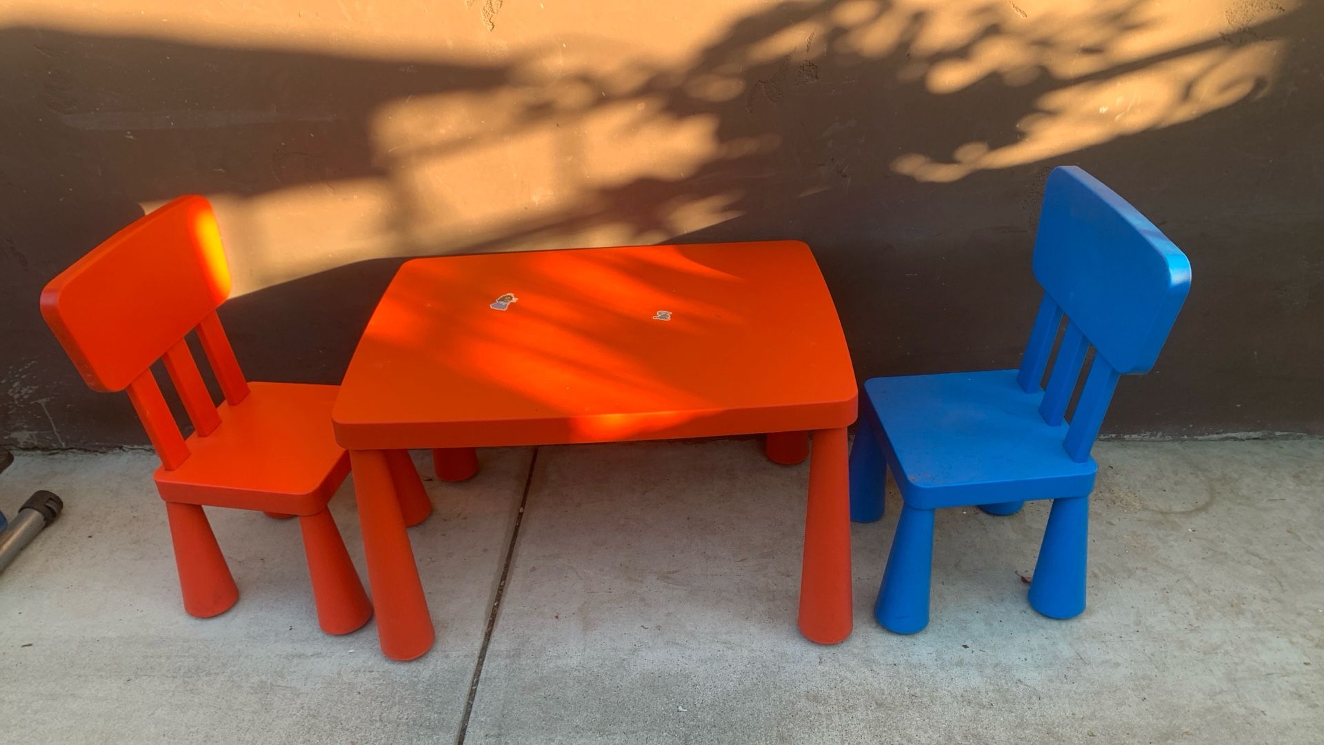 Kinds Lovely Table & 2 Chairs