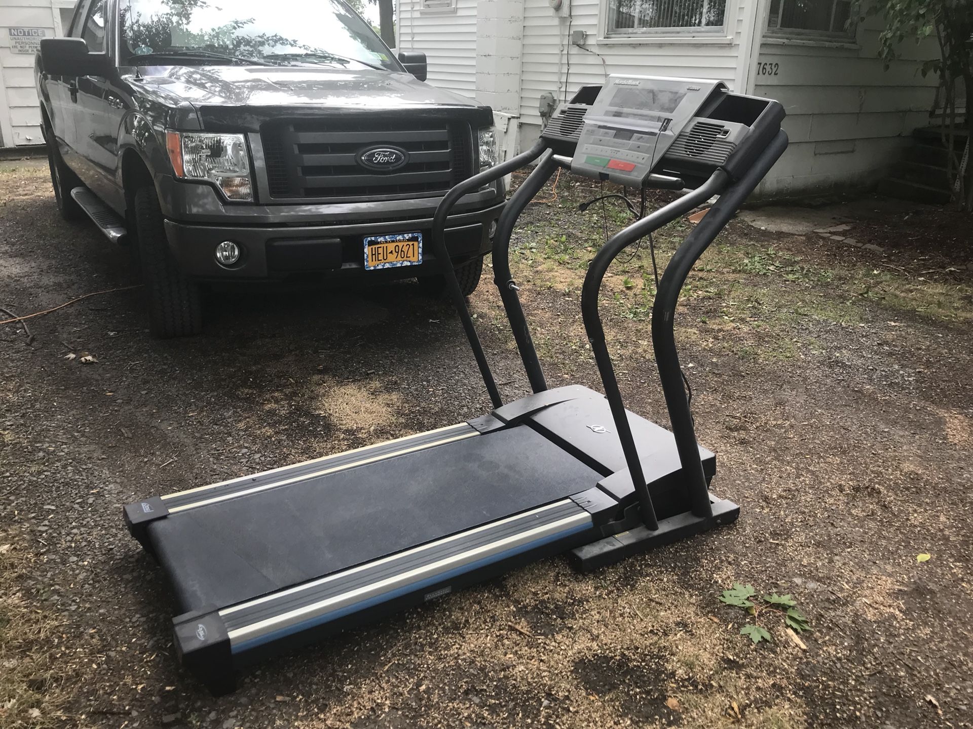 NordicTrack c2000 commercial space saver treadmill for Sale in Lockport